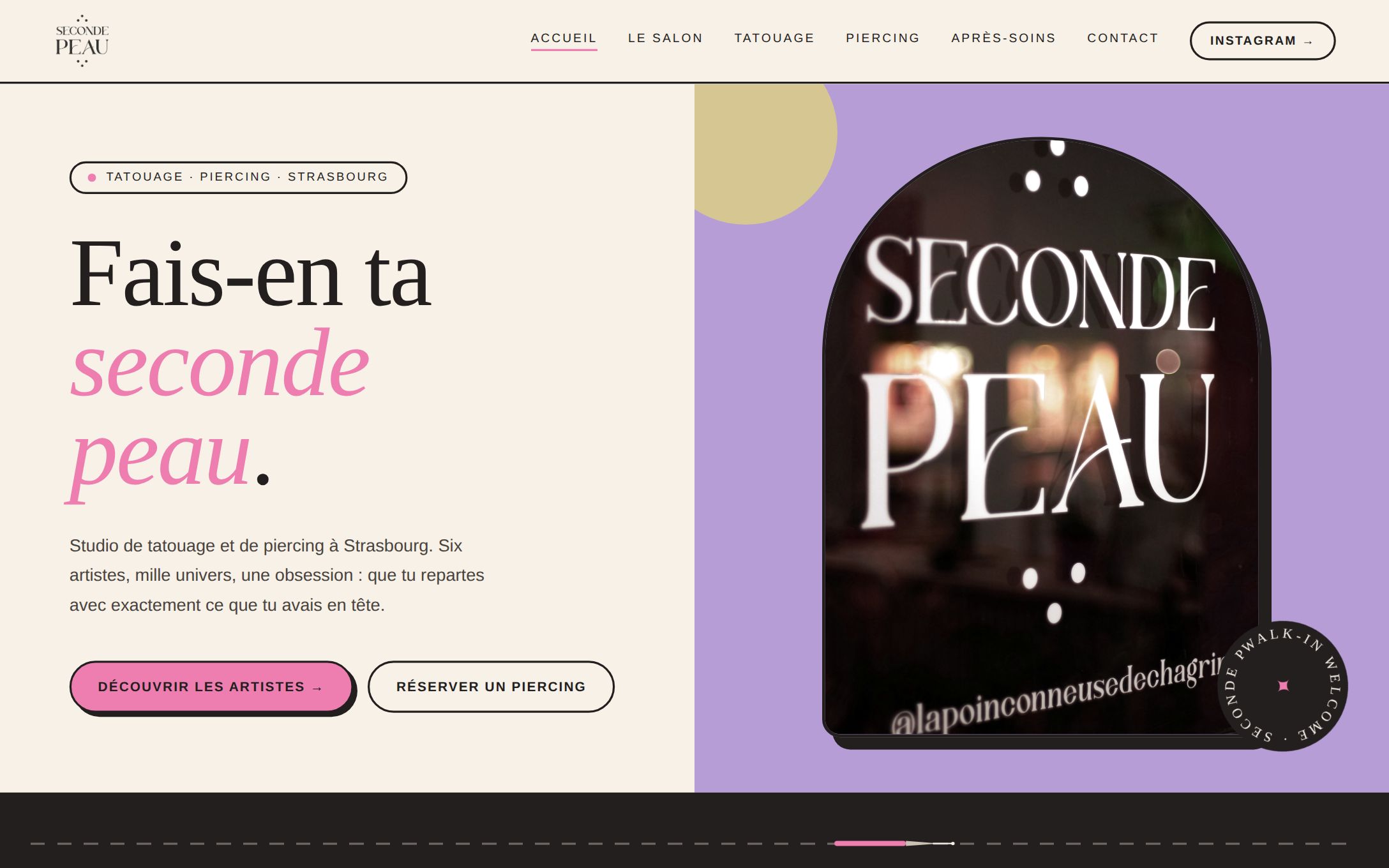 Page d'accueil du site Seconde Peau : titre « Fais-en ta seconde peau », devanture du studio, boutons vers les artistes et la réservation de piercing.