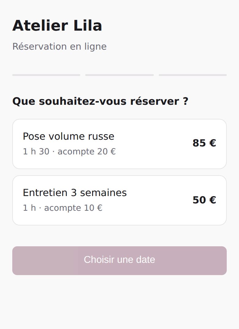 La page de réservation d'un institut sur téléphone : le nom du salon, la liste des prestations avec durée, acompte et prix, et un bouton « Choisir une date ».